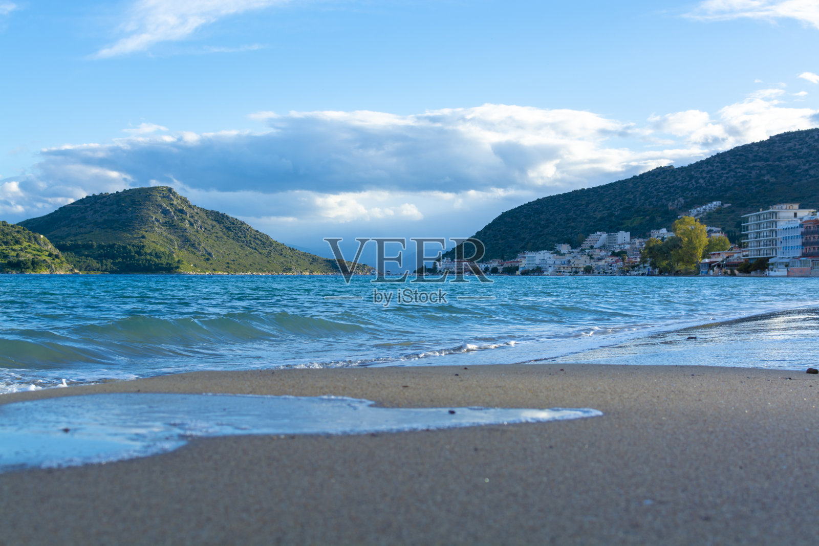 小镇Tolo，位于Nafplio附近的舒适的海湾，清澈的水和细沙，是家庭和孩子的夏季度假目的地照片摄影图片