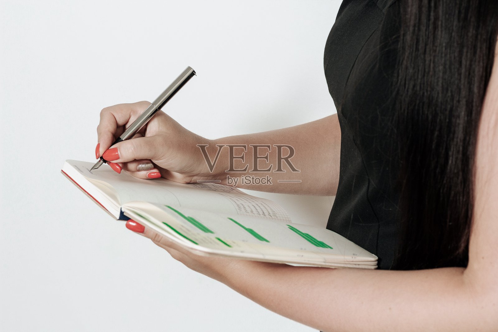 笔记本在女人手中越过白色的背景照片摄影图片