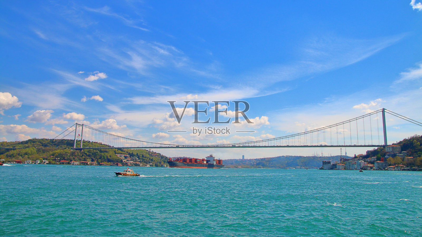 横跨博斯普鲁斯海峡，连接欧洲和亚洲的大桥。照片摄影图片