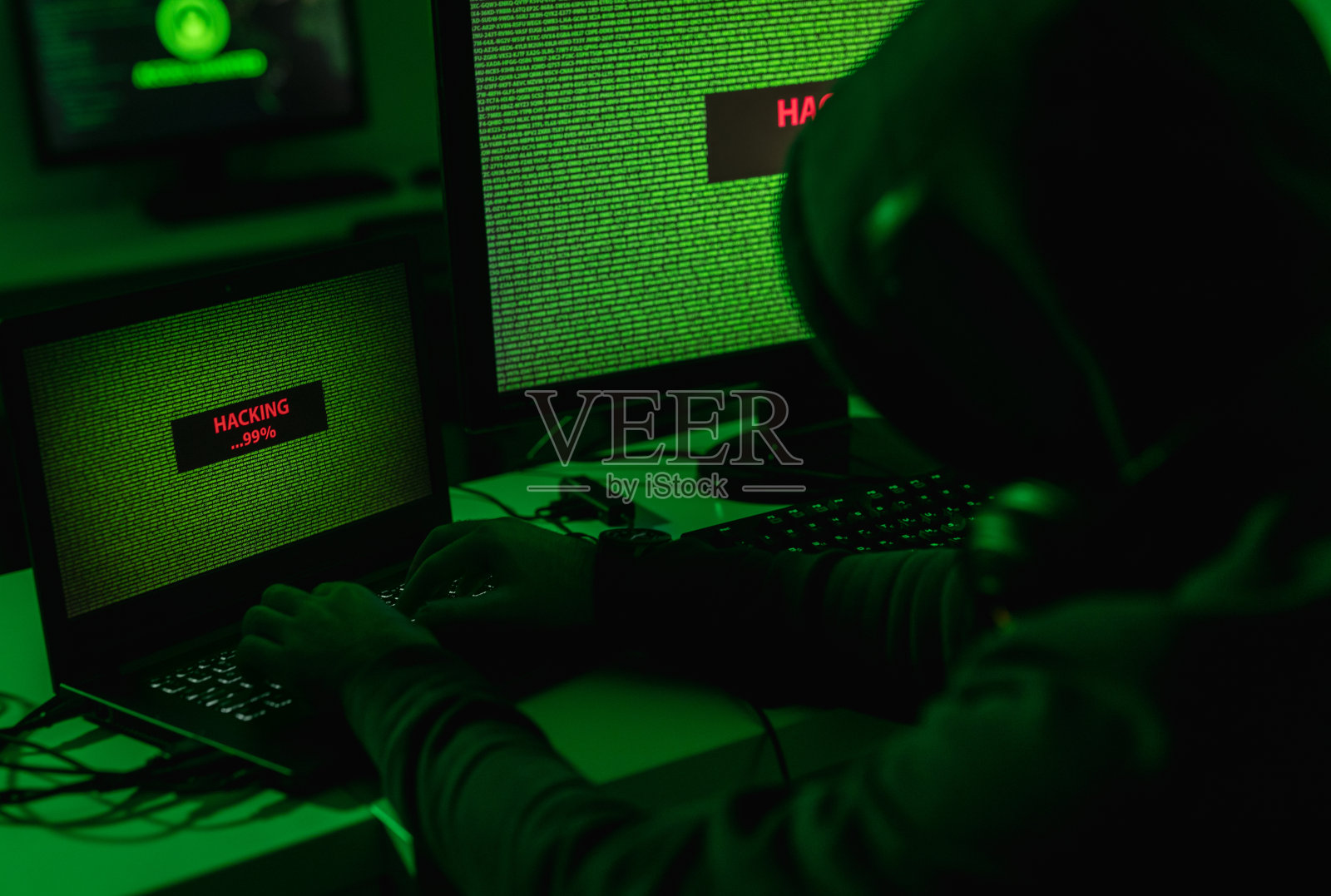 无法辨认的男性入侵数据库照片摄影图片