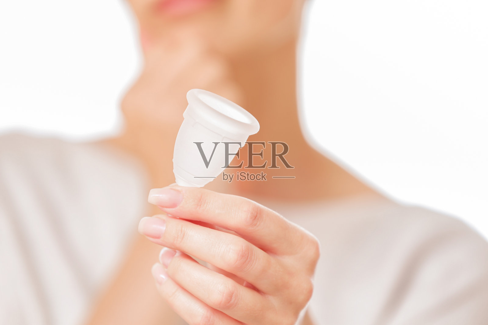 拿着硅胶月经杯的年轻女人照片摄影图片