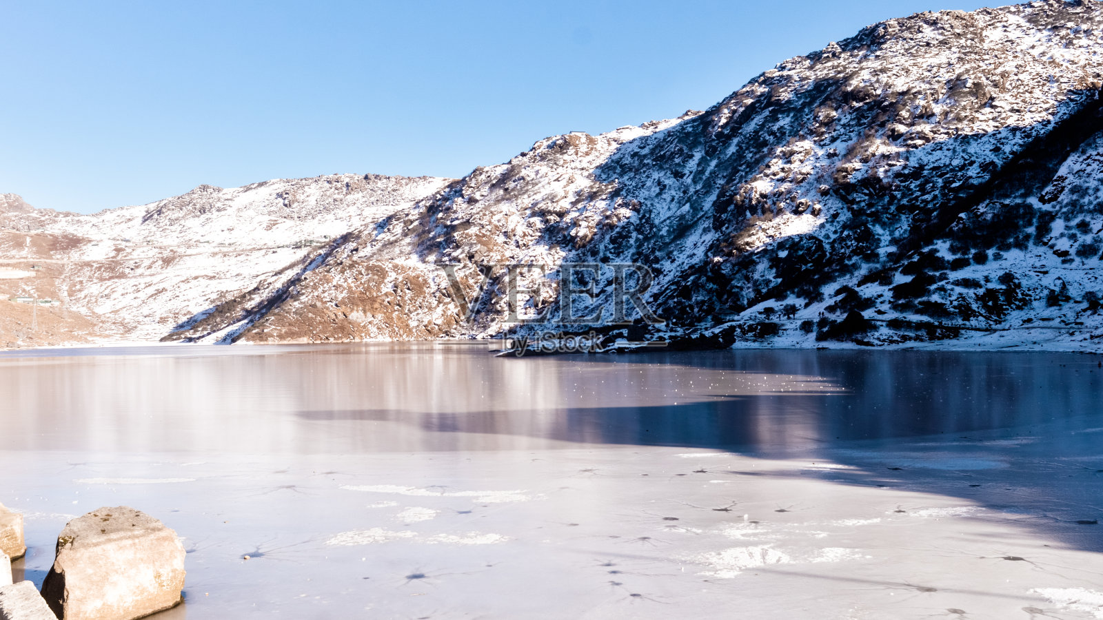 在冬季冻结。它是印度锡金东甘托克的一个冰川湖。湖面随着季节的变化反映出不同的颜色。景观的观点照片摄影图片