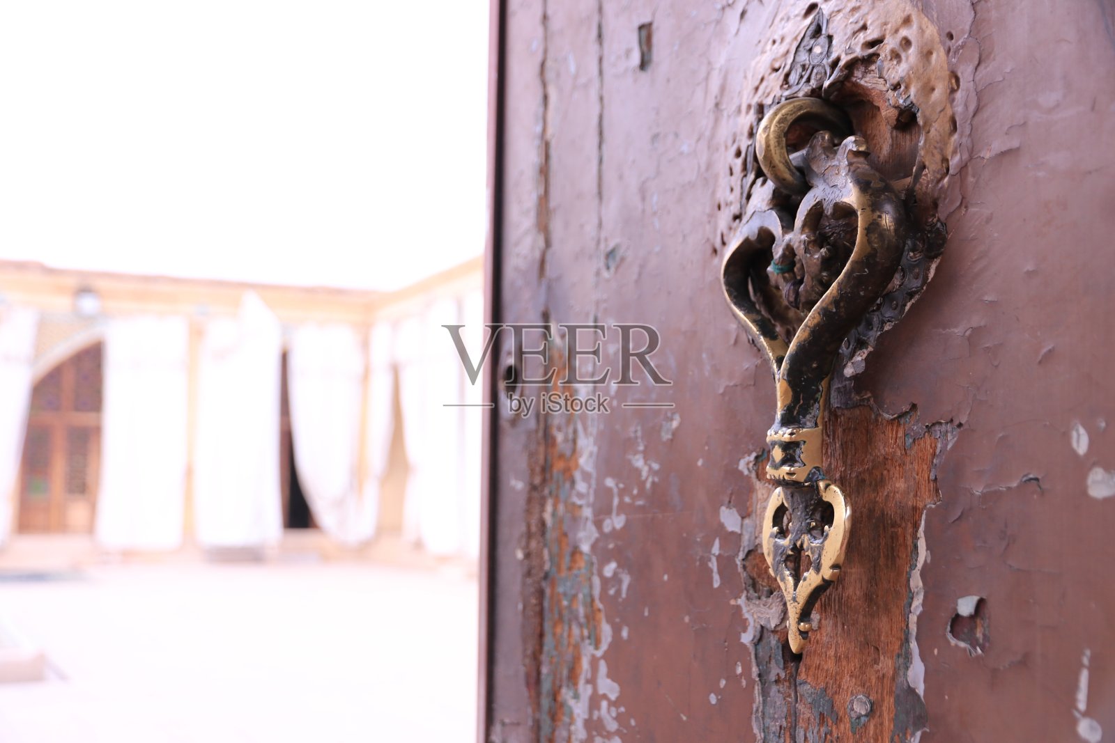 古老的金属门环，设拉子，伊朗照片摄影图片