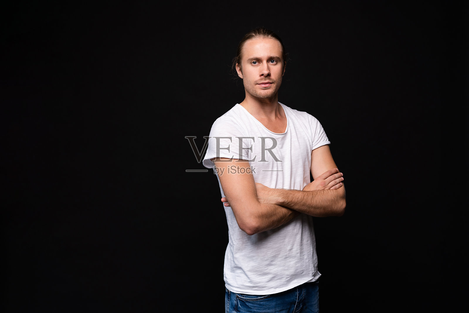 英俊的年轻和健康的男人摆姿势在休闲衣服照片摄影图片