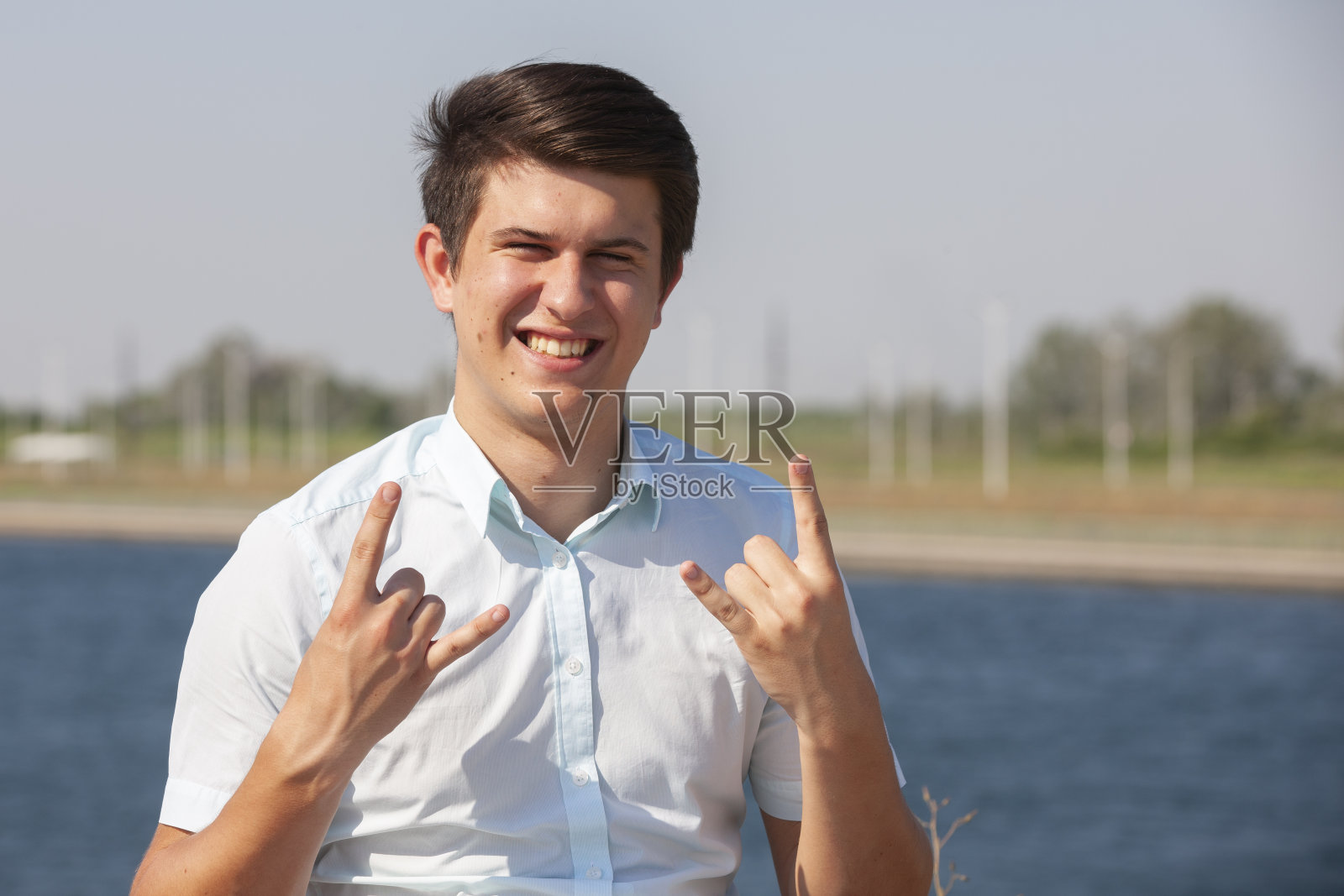 在公园里，一名运动员示意安静照片摄影图片