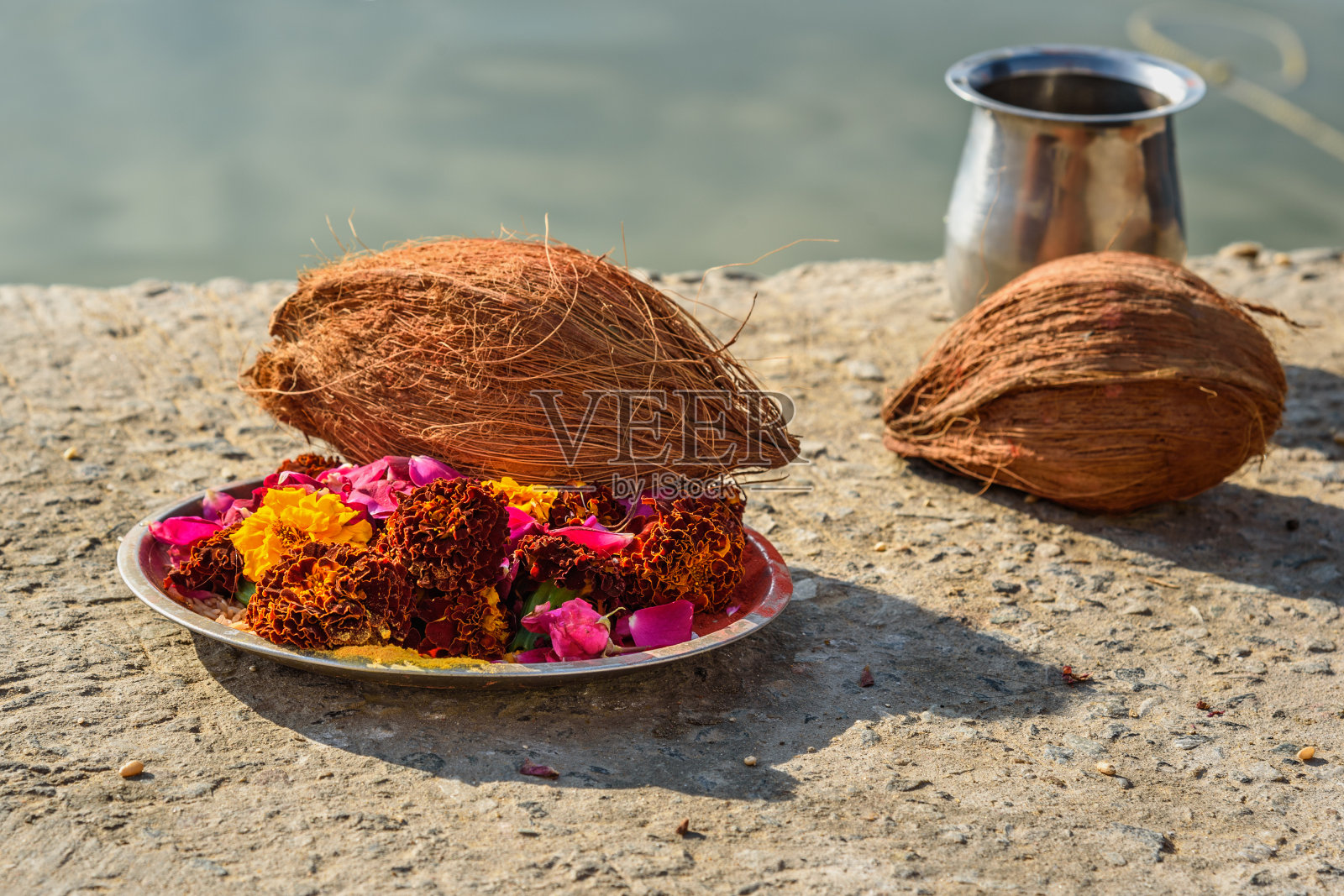 拉贾斯坦邦普什卡湖，印度仪式用的花和椰子。印度照片摄影图片