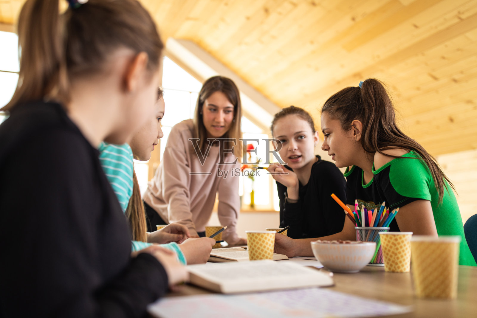 她愿意做任何事来帮助她的学生照片摄影图片