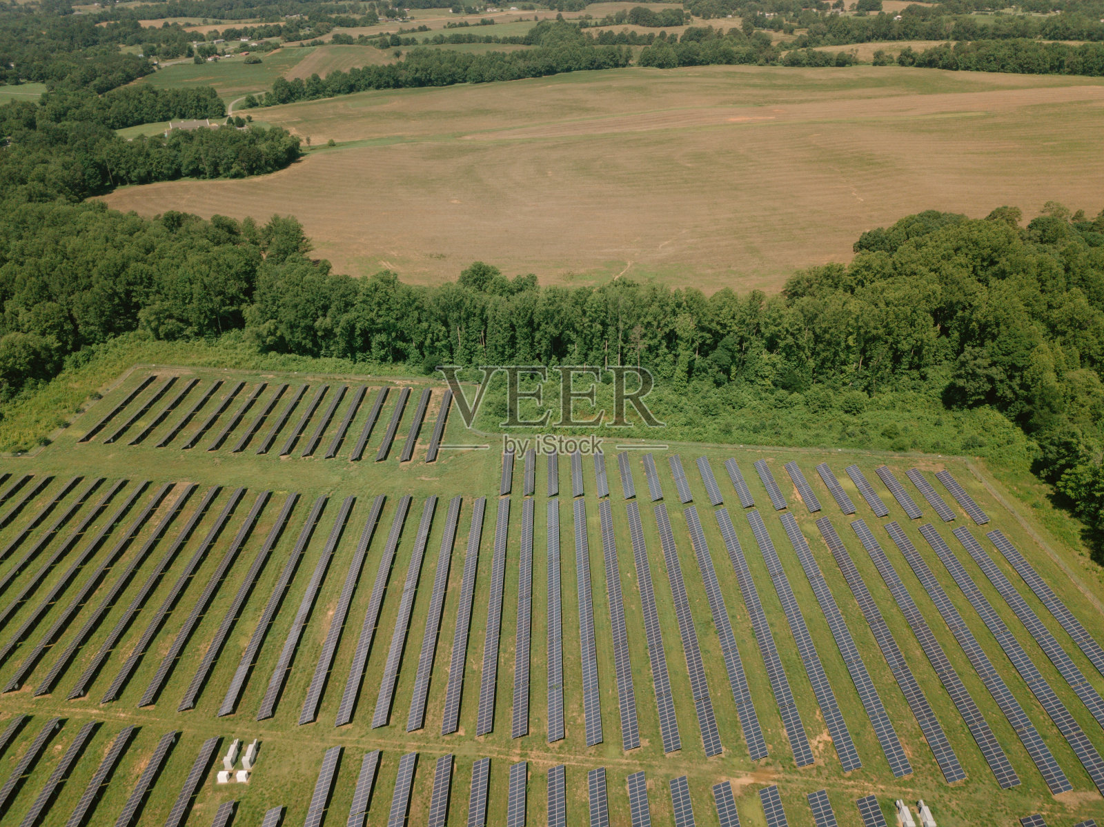 农田太阳能电池板鸟瞰图照片摄影图片