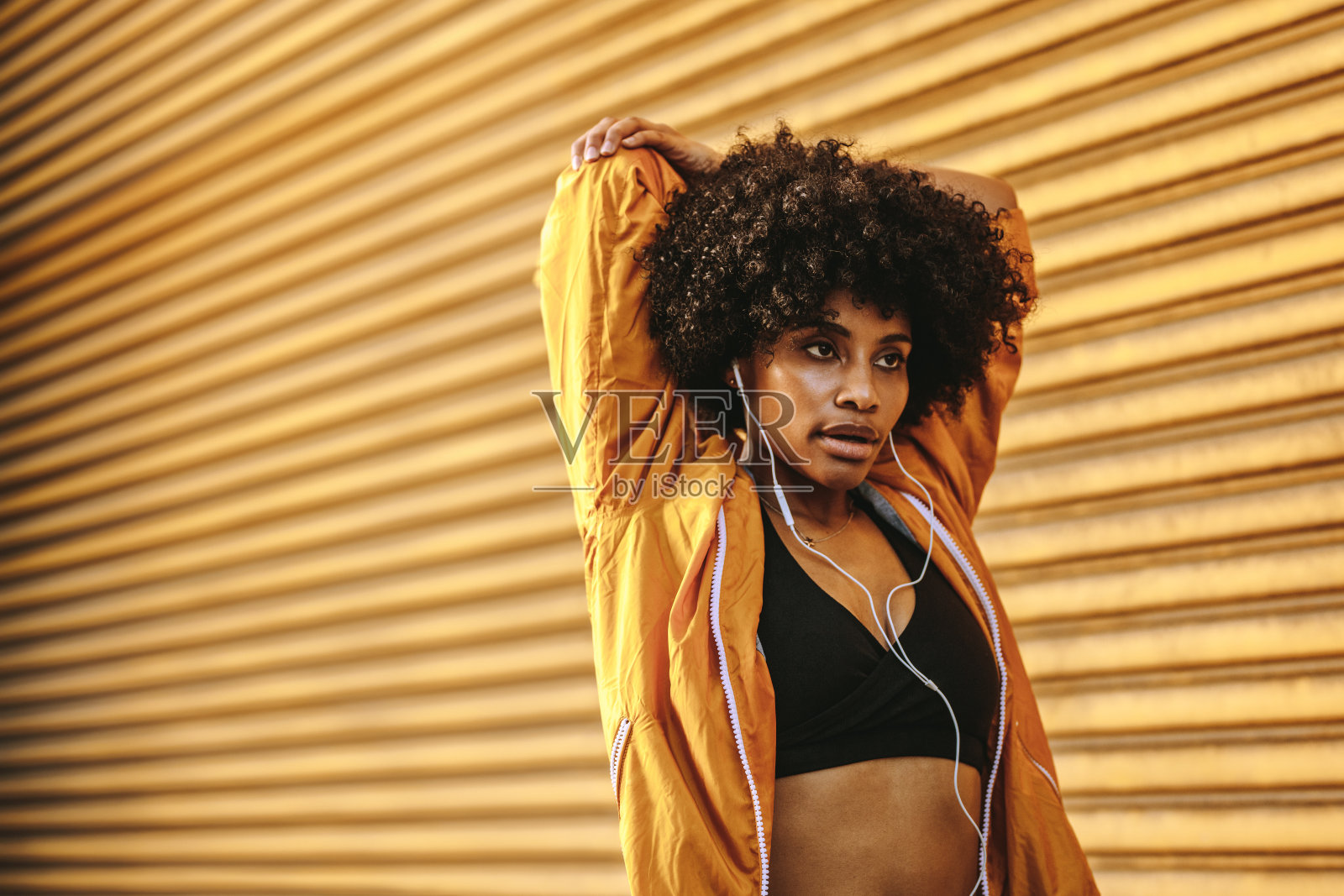 跑步者在跑步后做伸展运动照片摄影图片