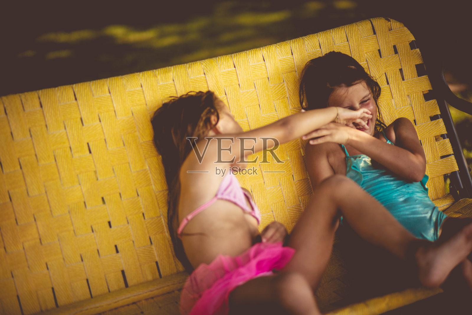 痒的攻击。照片摄影图片