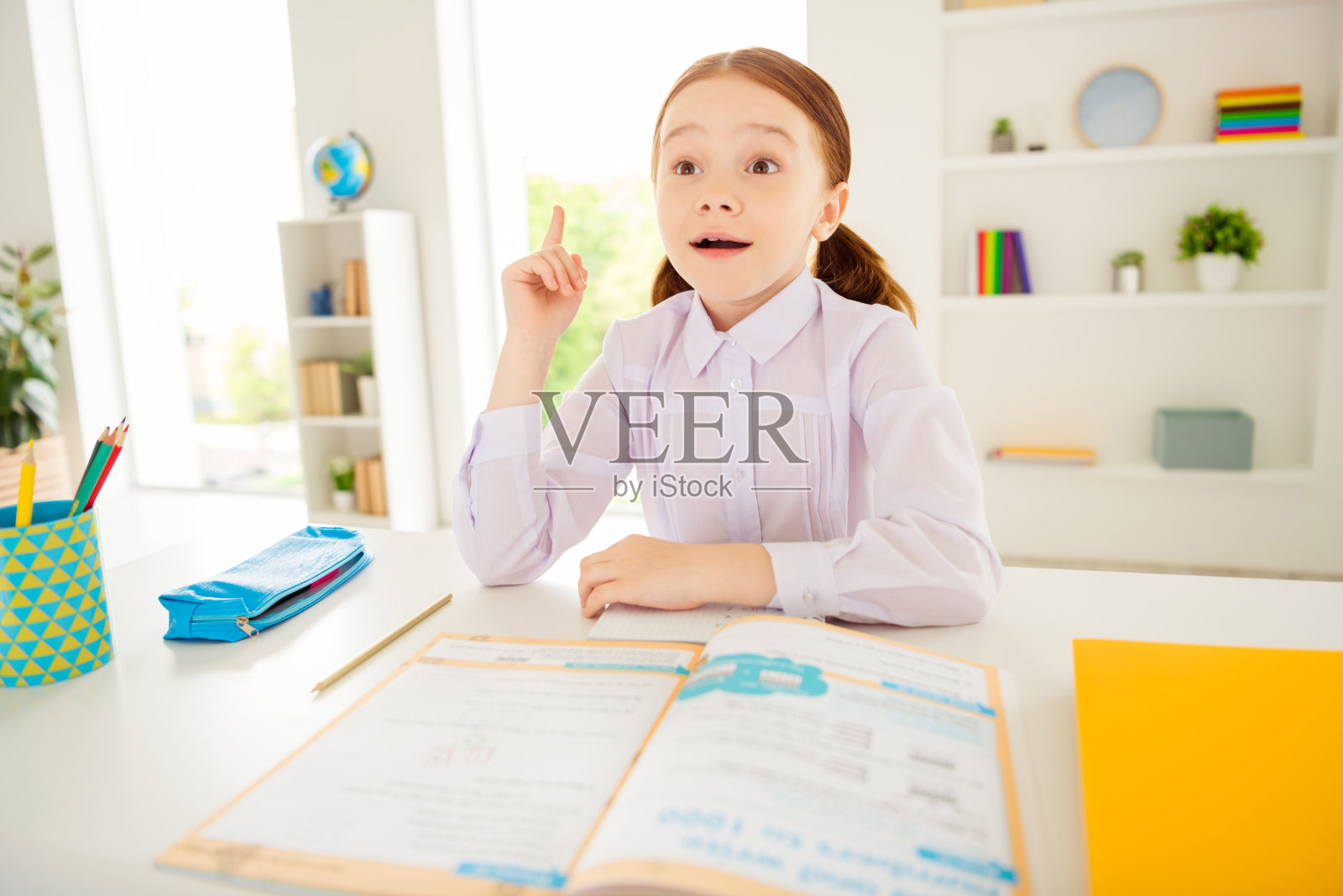 特写照片可爱迷人印象深刻的孩子举手知道解决课程极geek天才反应坐穿着白色衬衫衬衫gnger狐狸衣服装灯光大工作室教室照片摄影图片