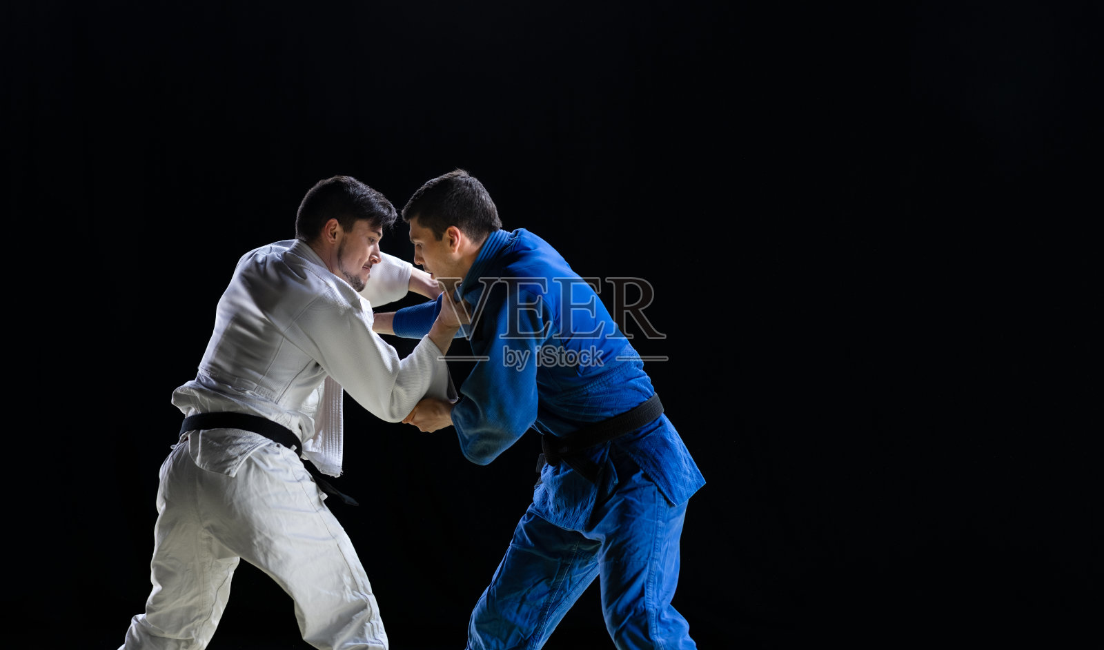 男子柔道运动员在比赛中竞争照片摄影图片