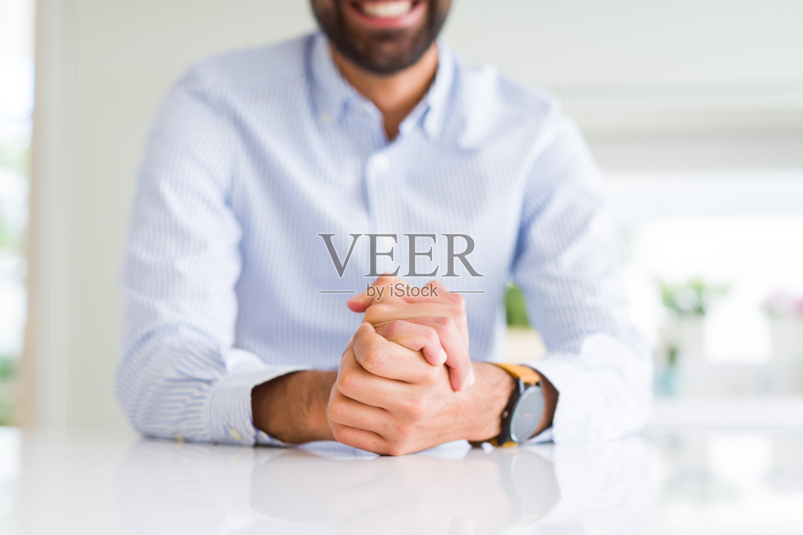 商务男人在白桌前微笑照片摄影图片