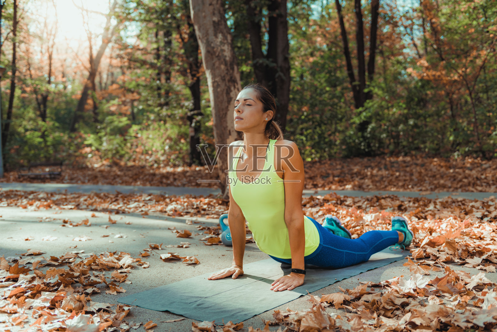 女性户外运动，公园，自然，高强度间歇训练照片摄影图片