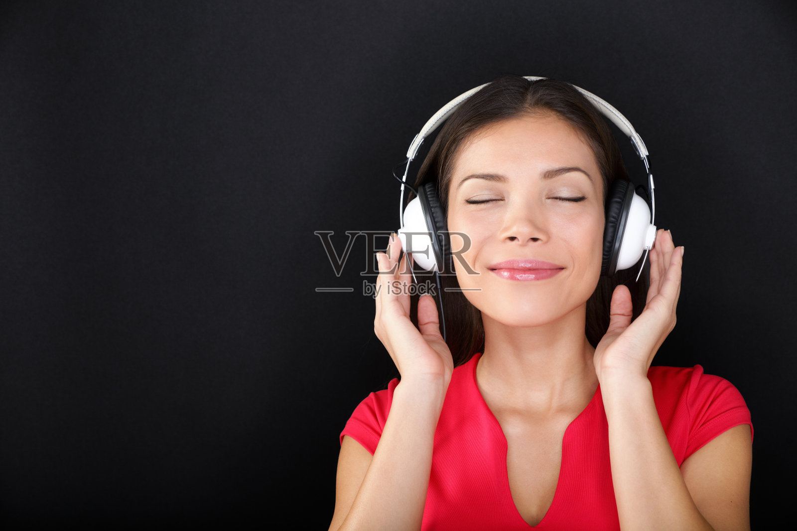 音乐——女人戴着耳机听音乐照片摄影图片