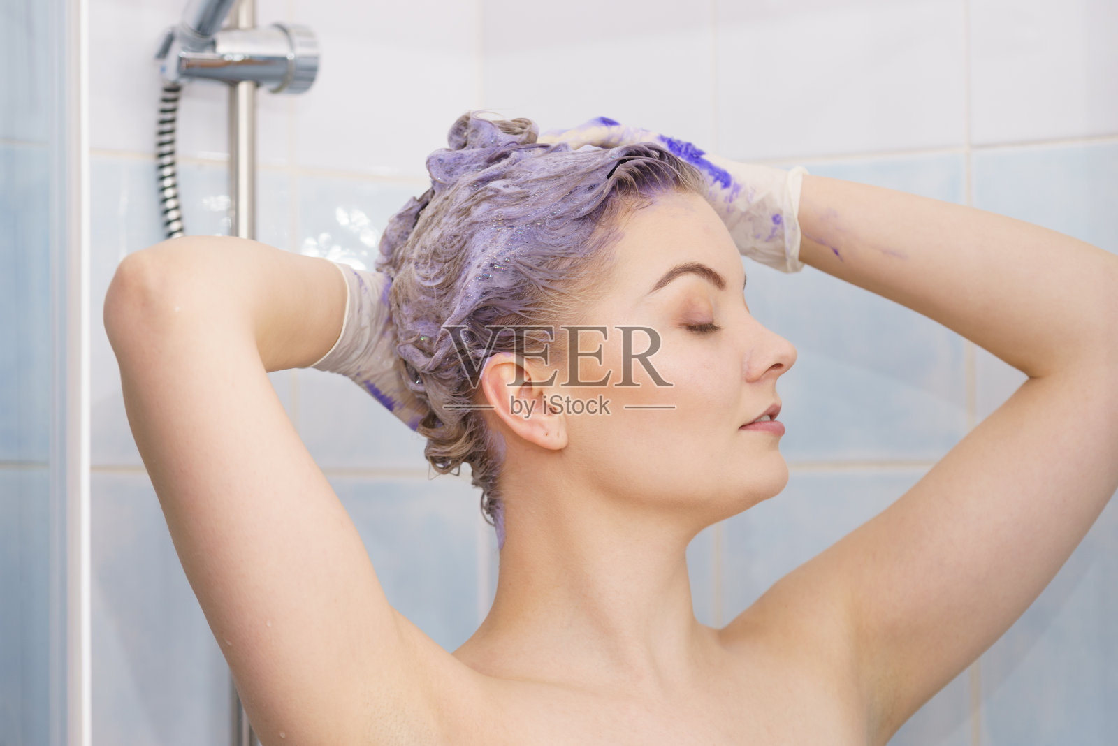 淋浴间里头发上有彩色泡沫的女人照片摄影图片