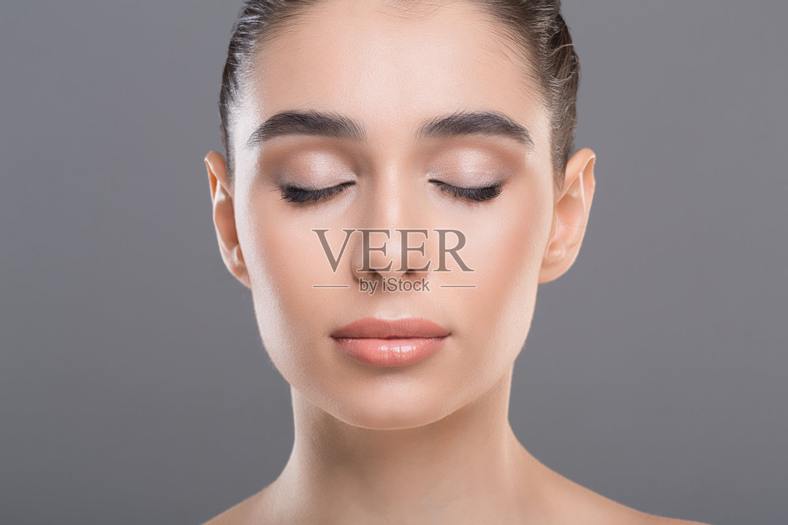 漂亮女人的肖像，皮肤干净，眼睛闭着照片摄影图片