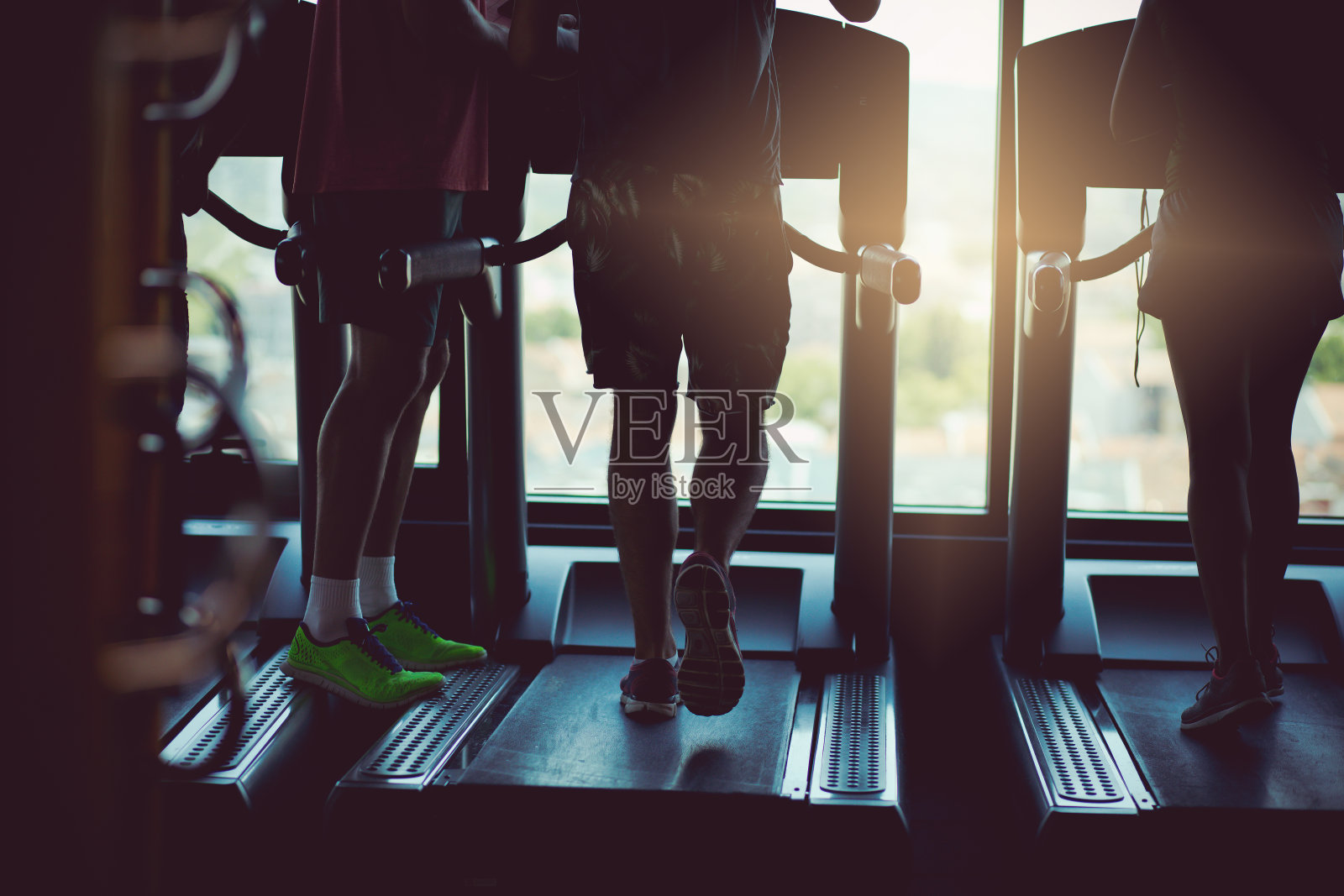 一起跑步是他们的风格。照片摄影图片