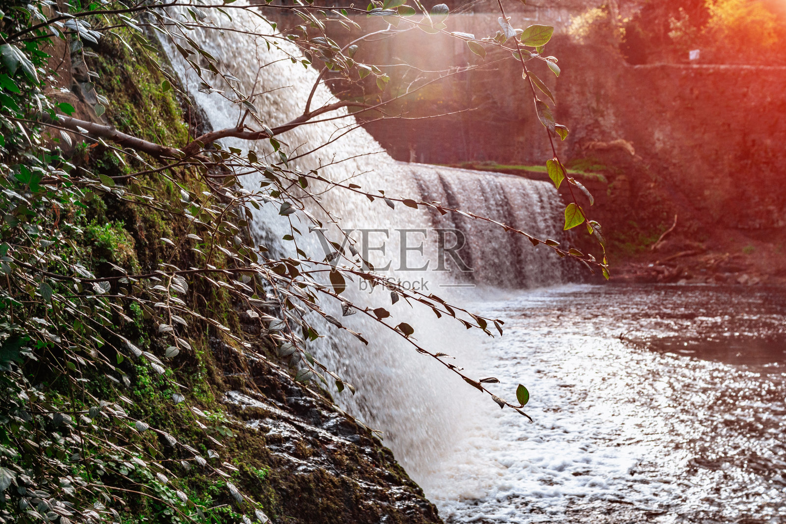 出色的苏格兰瀑布景观。日落瀑布波浪，树木和植物在前景。美丽的河景，背景。高质量的图像。苏格兰爱丁堡，黑暗王国照片摄影图片