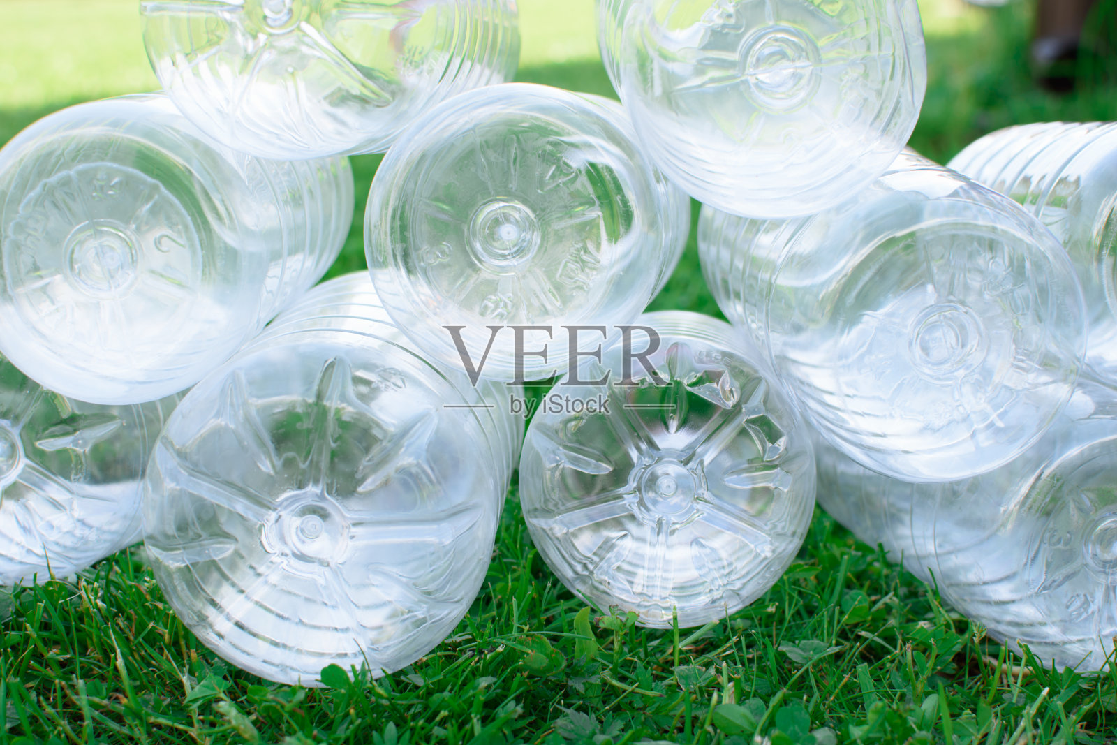 用过的塑料瓶堆。照片摄影图片