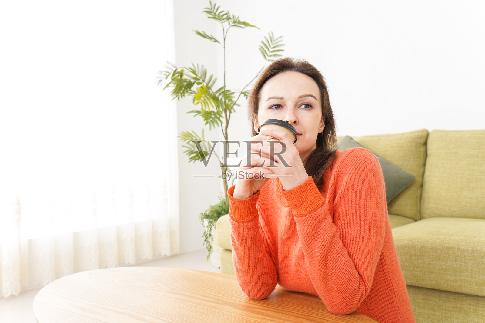 年轻女子在家里喝咖啡照片摄影图片