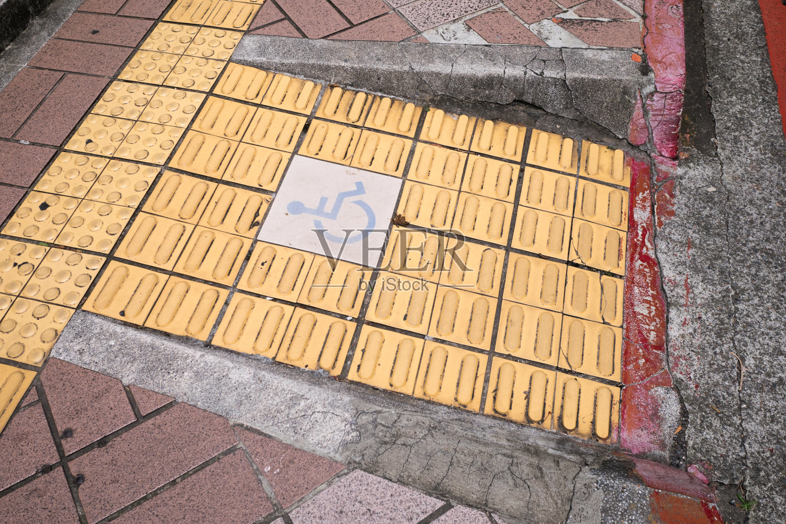 人行道上斜坡照片摄影图片