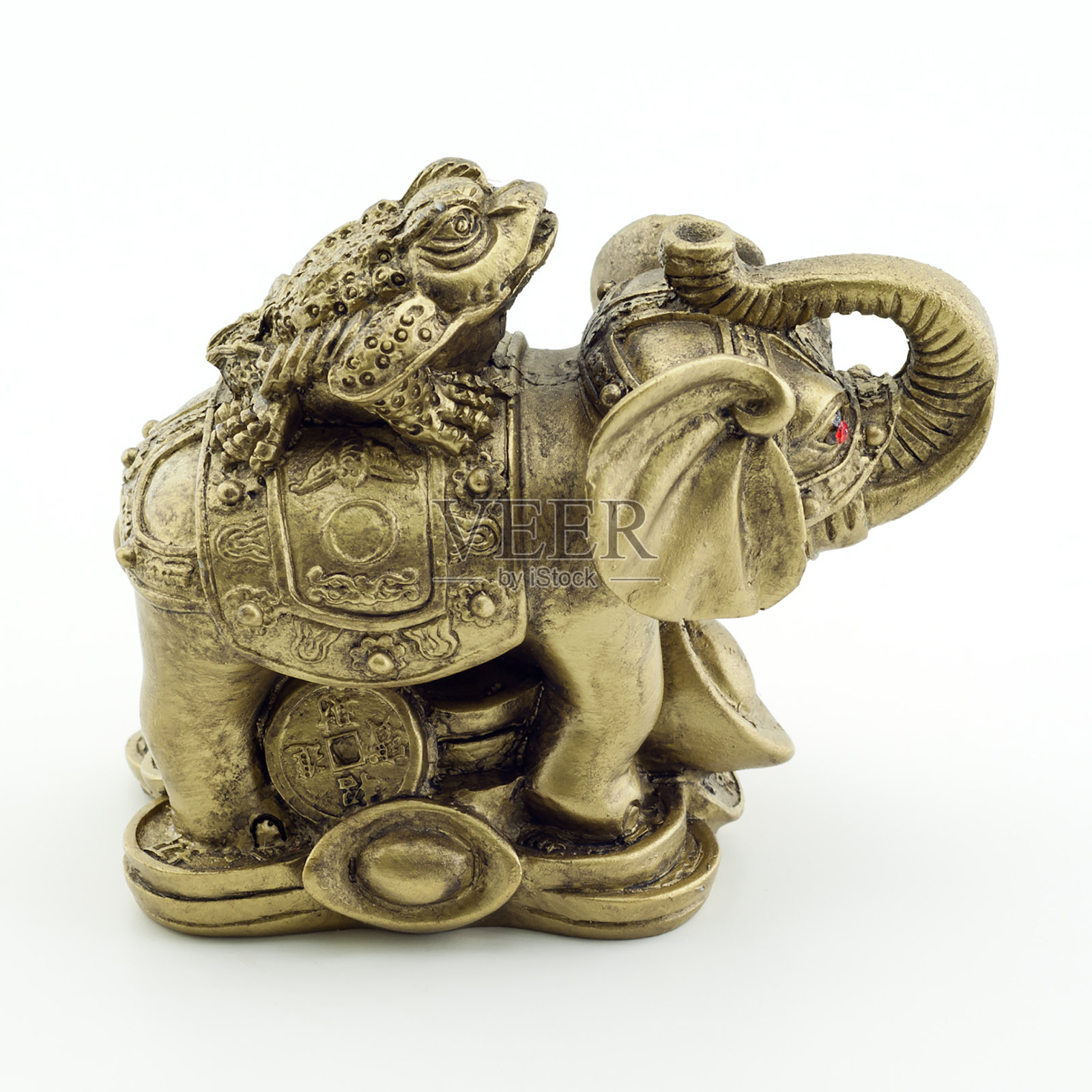 白色背景上的青铜大象和青蛙照片摄影图片
