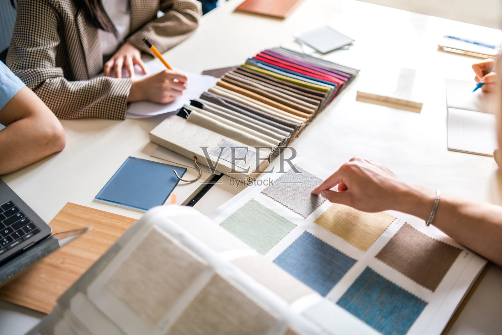 设计工作室的商务会议照片摄影图片