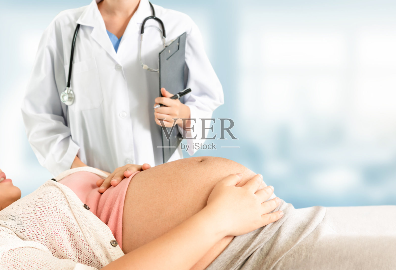 孕妇和妇科医生在医院照片摄影图片