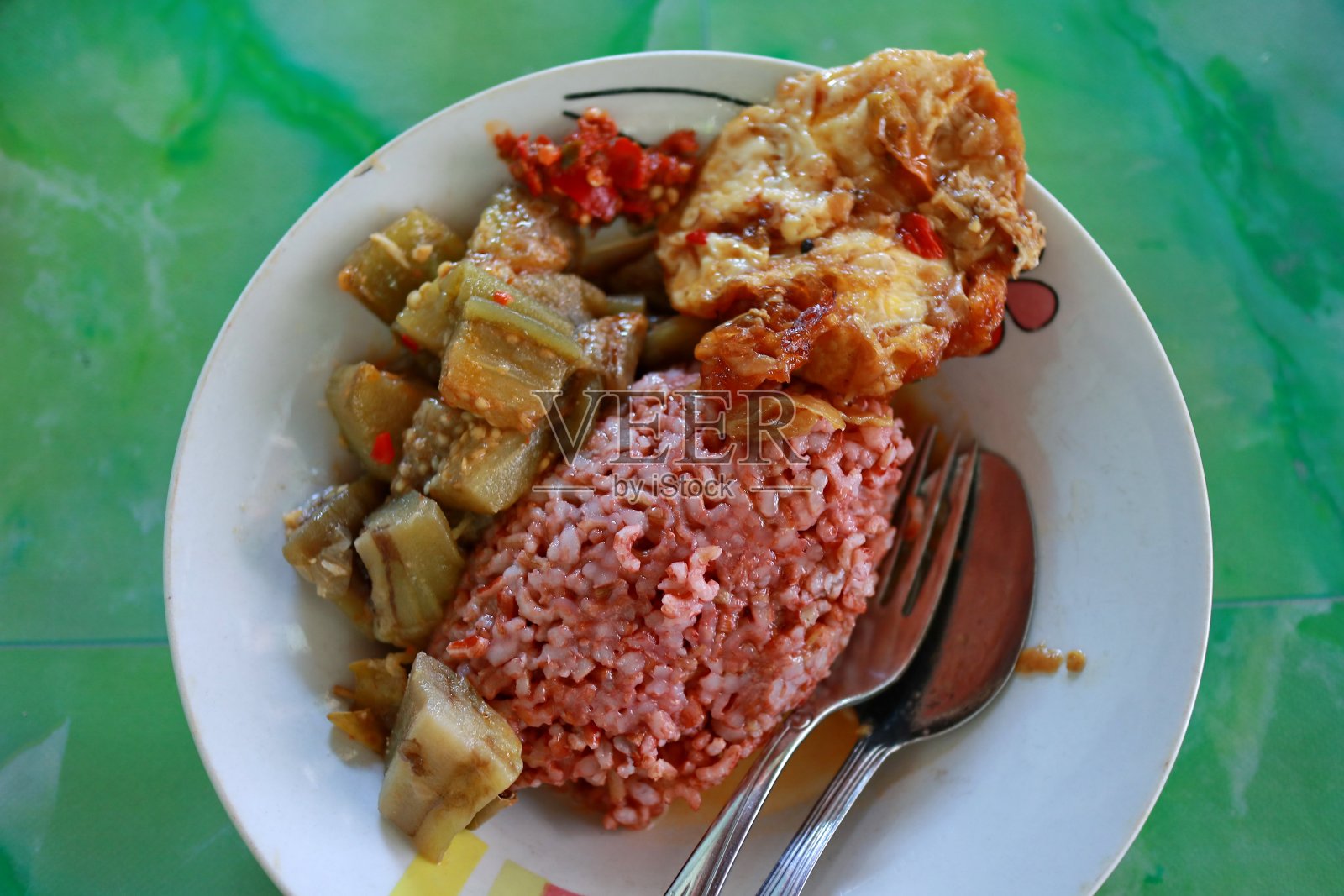 传统的爪哇食物包括红米饭、茄子和鸡蛋照片摄影图片