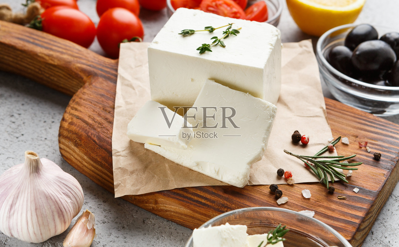 船上有羊乳酪和香料照片摄影图片