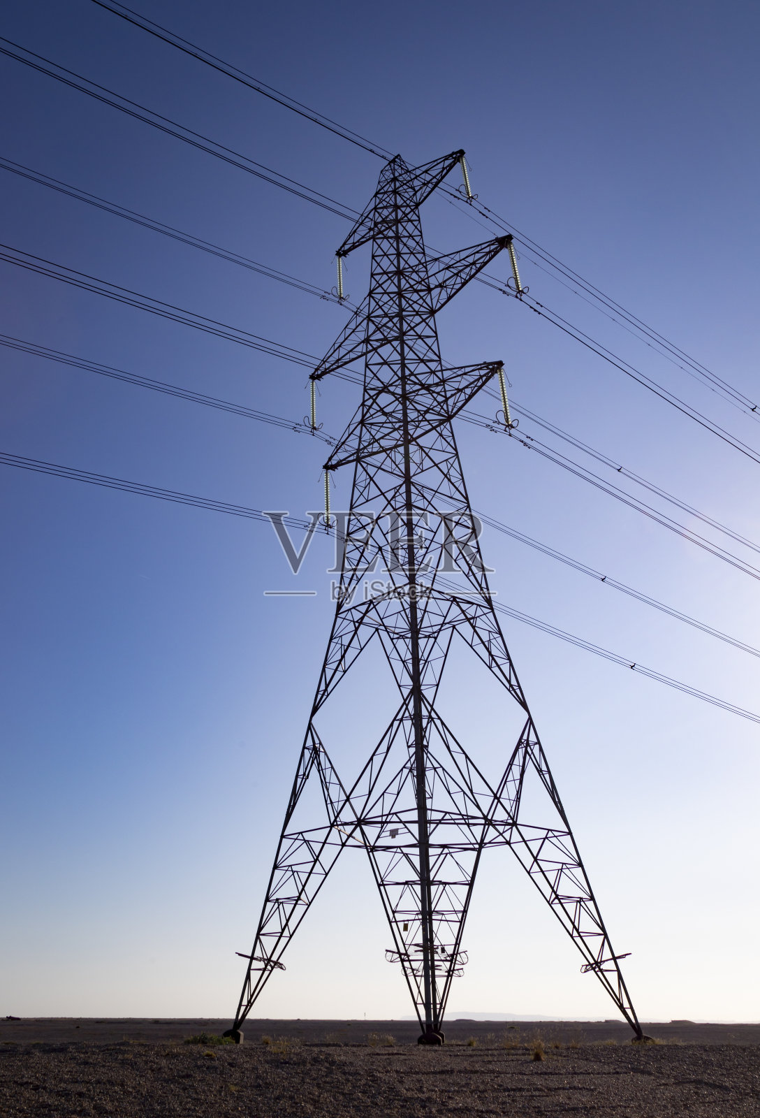 英国肯特郡偏远地区的电塔，沙滩，沼泽照片摄影图片