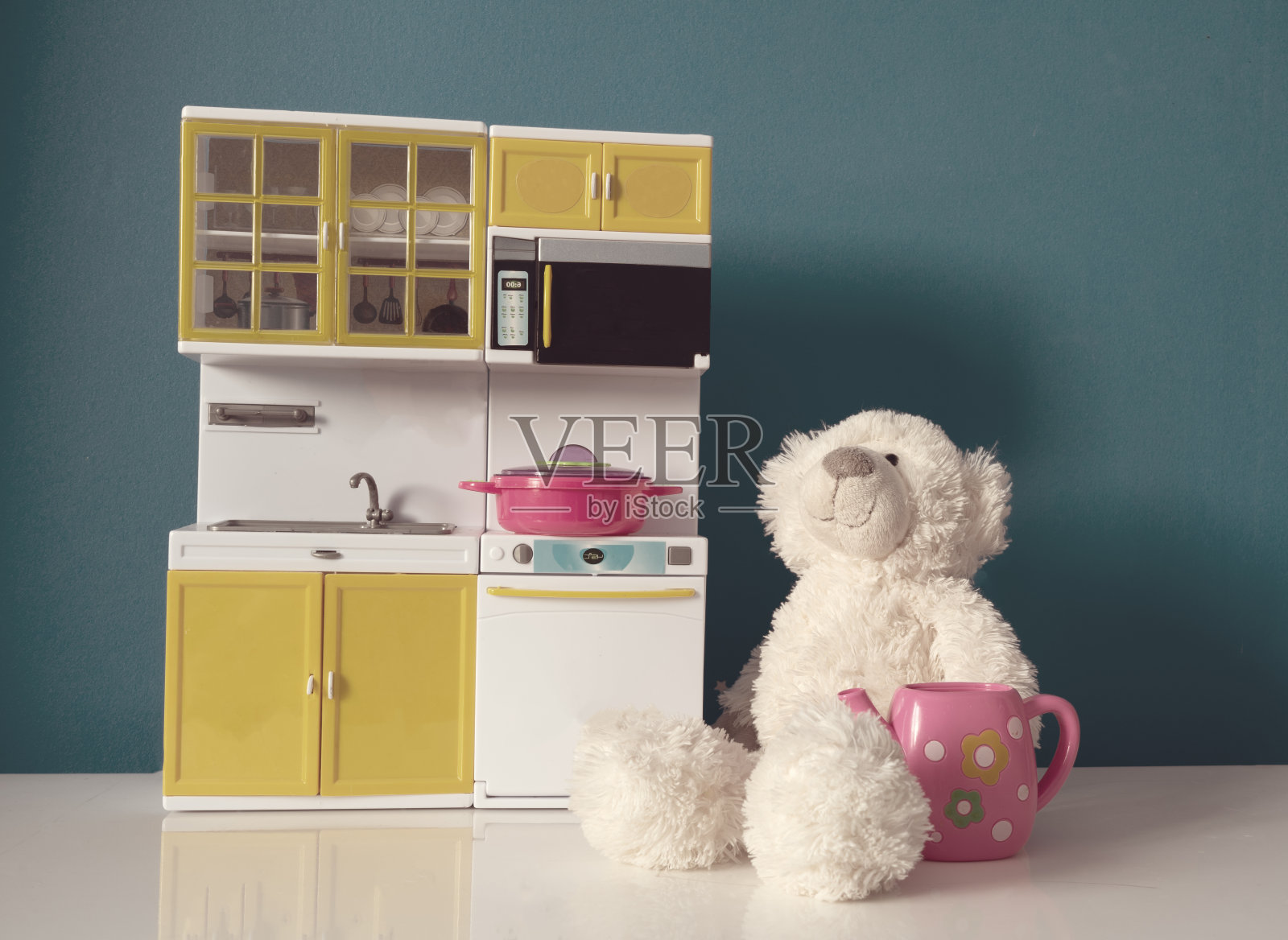 玩具在漂亮的蓝色房间里。照片摄影图片