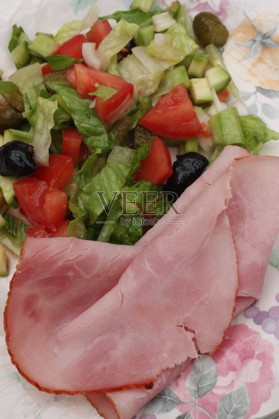 切片熟火腿配混合沙拉照片摄影图片