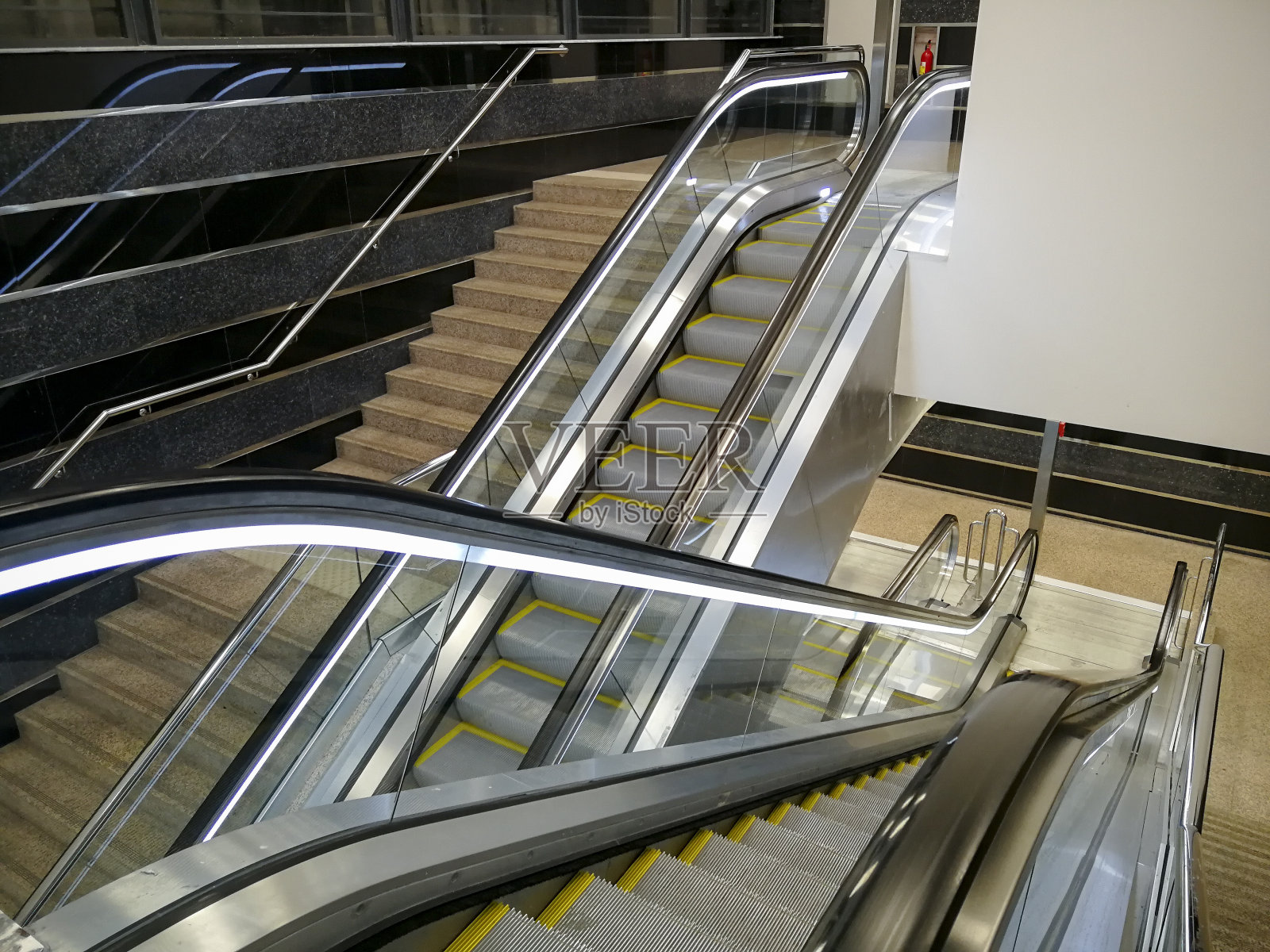 现代自动扶梯照片摄影图片