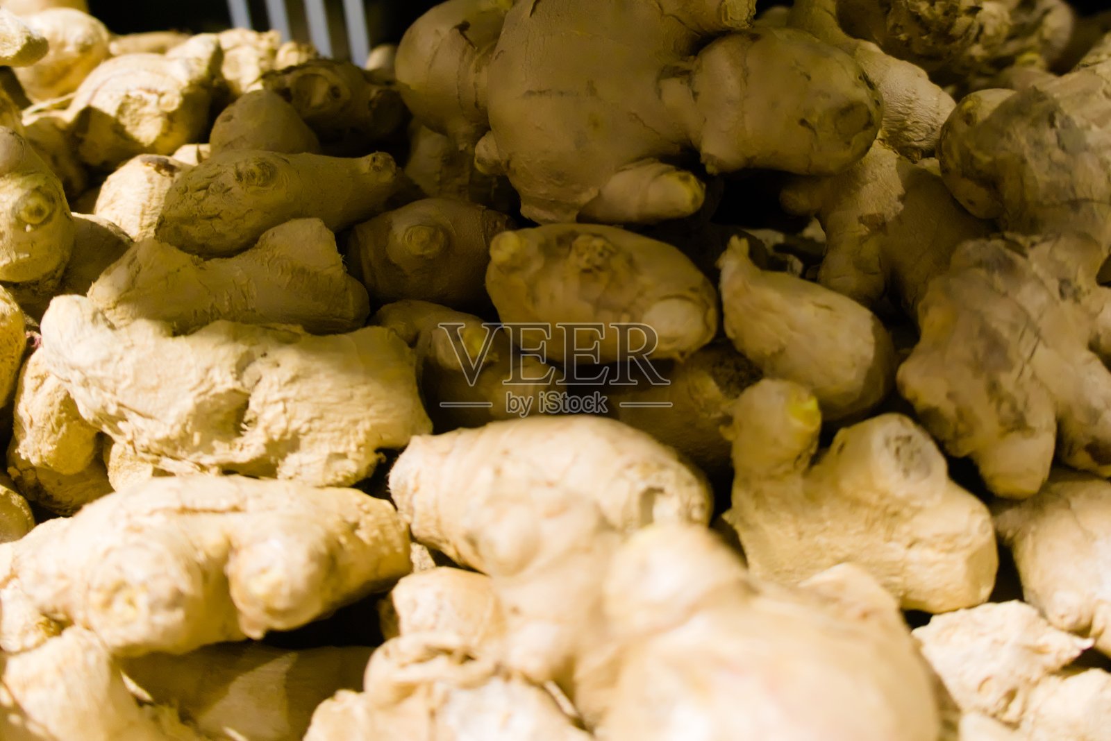 超市里卖的一篮生姜照片摄影图片