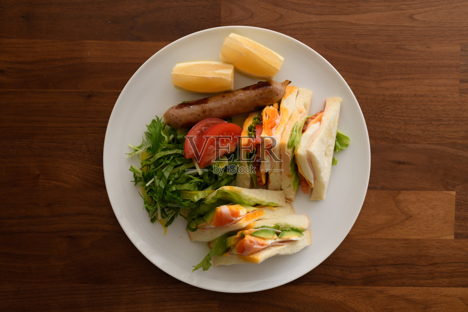 把三明治放在木桌上。照片摄影图片