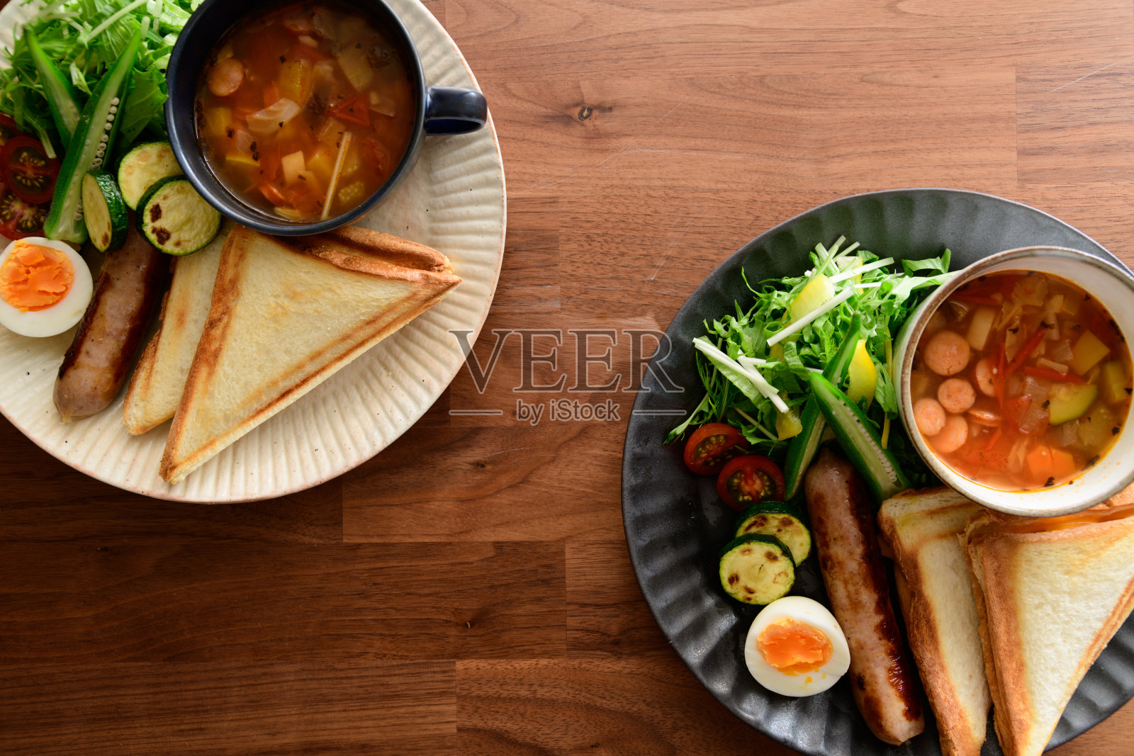 在一张木桌上烤三明治。照片摄影图片