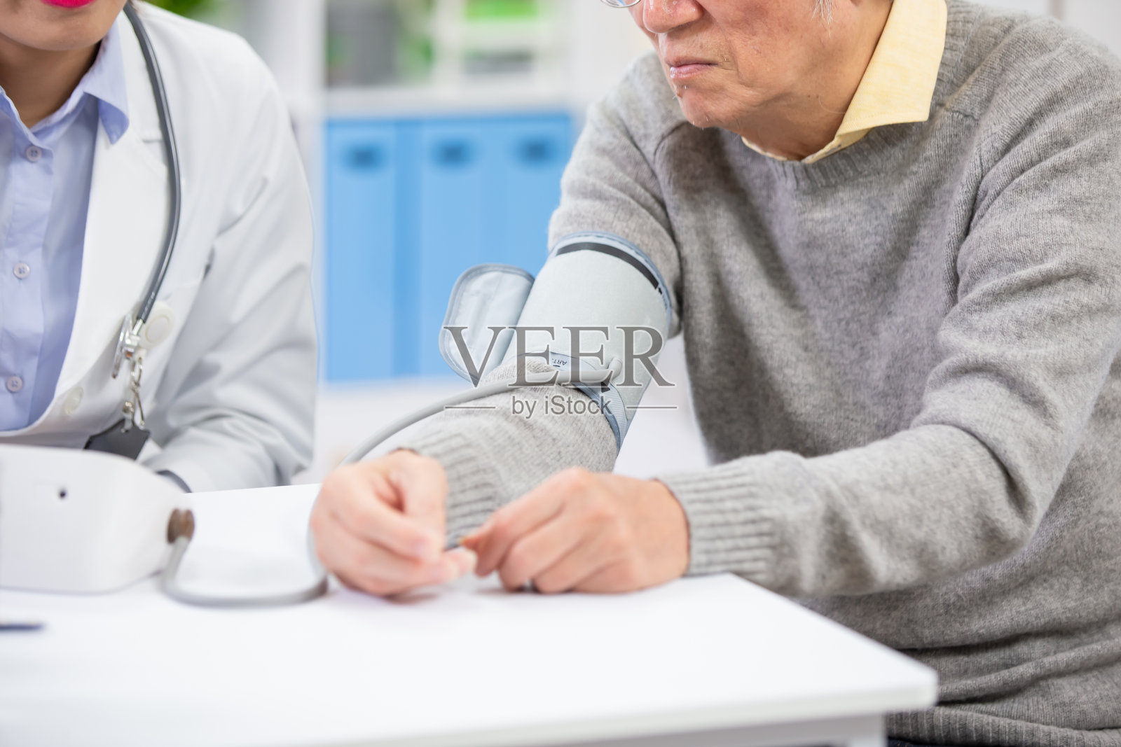 医生测血压照片摄影图片