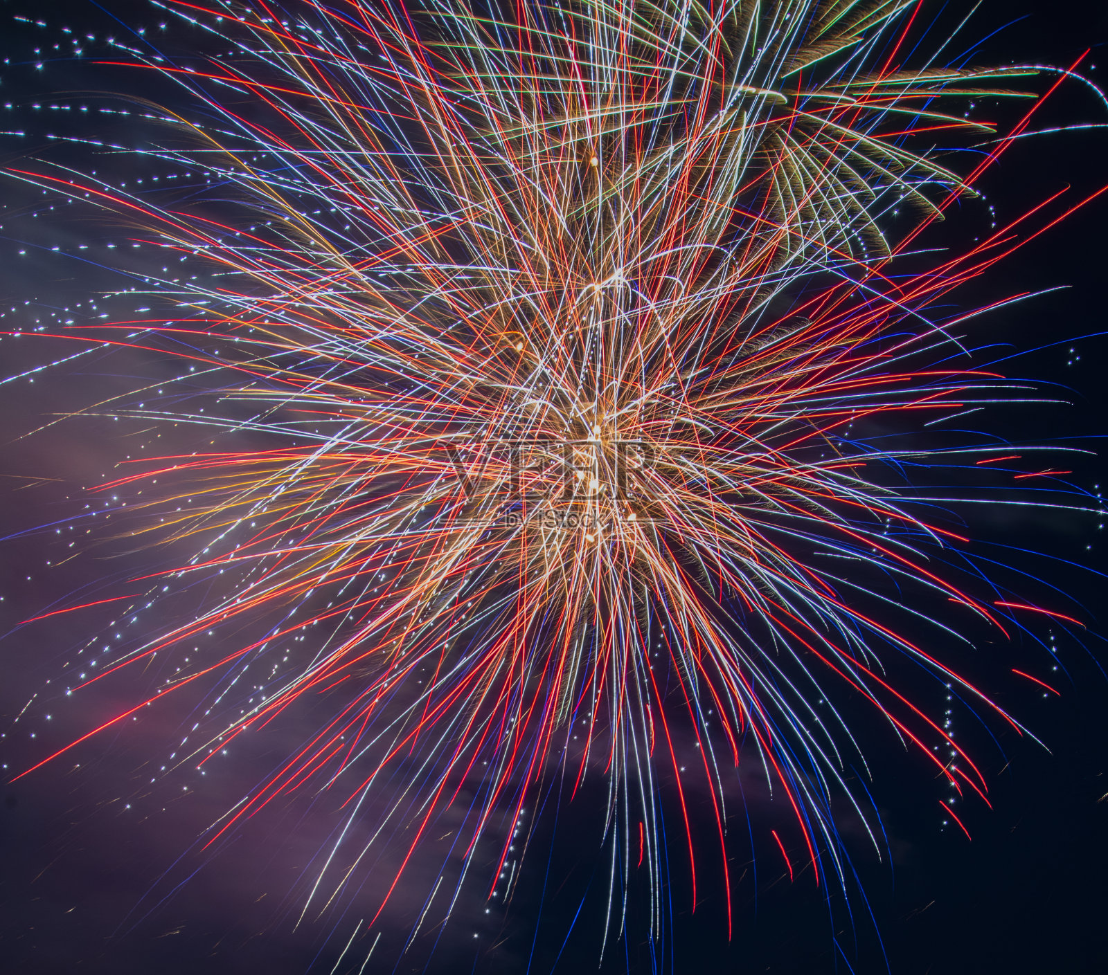 彩色烟花在黑暗的天空中爆炸照片摄影图片