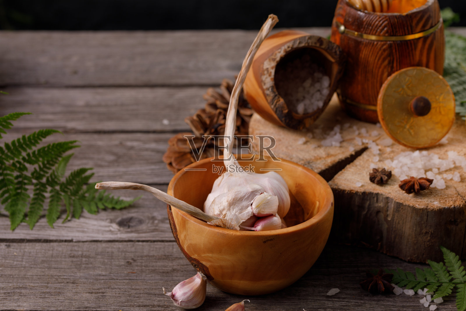 带有蜂蜜和冷食材的静物画，以乡村风格的木制背景为背景。治疗感冒的概念。民族科学。照片摄影图片