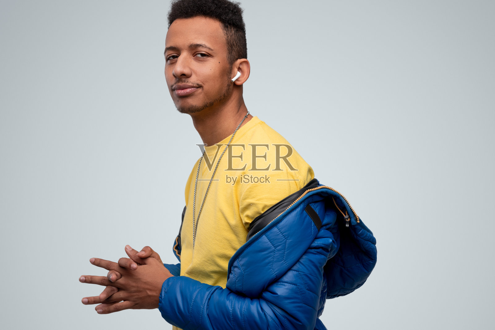 自信的非洲男性戴着无线耳机照片摄影图片