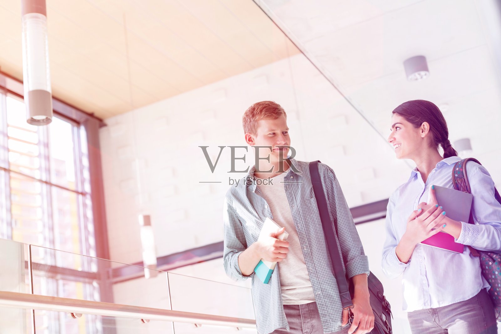 大学图书馆的学生照片摄影图片