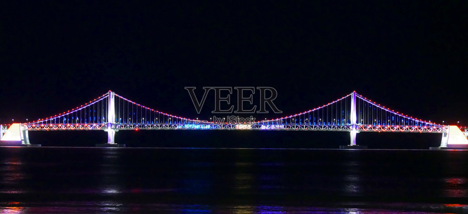 釜山的光安桥在夜晚点亮。照片摄影图片