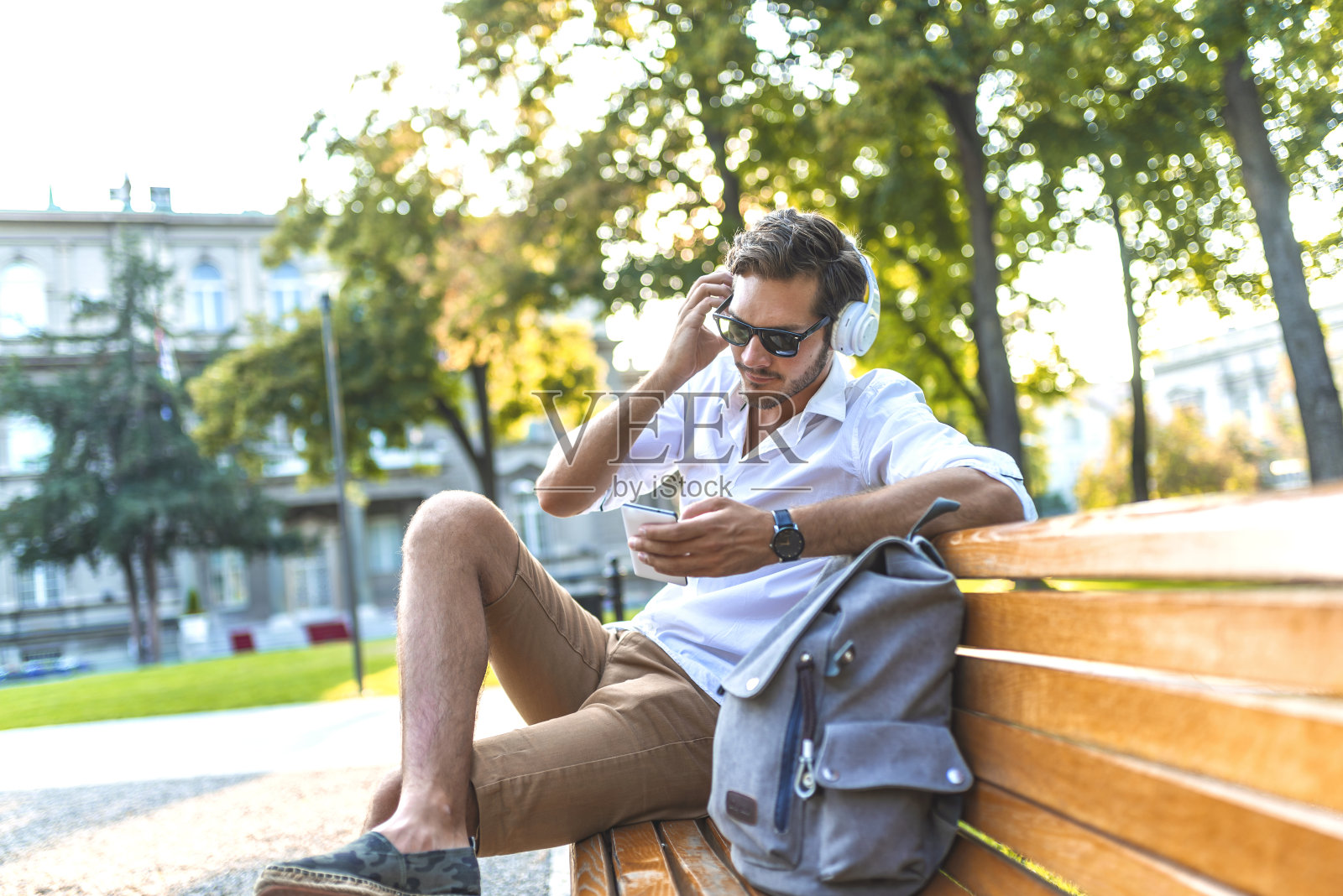 帅哥正在用他的智能手机休息照片摄影图片