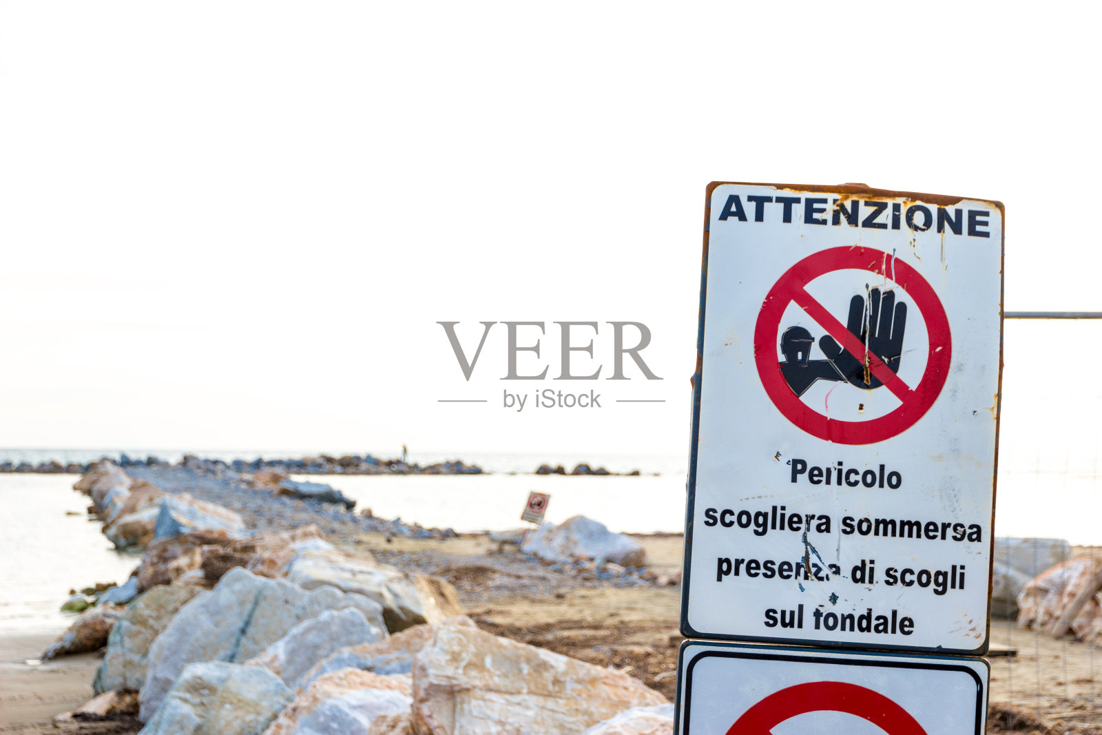 意大利Follonica海岸线上的警告标志照片摄影图片