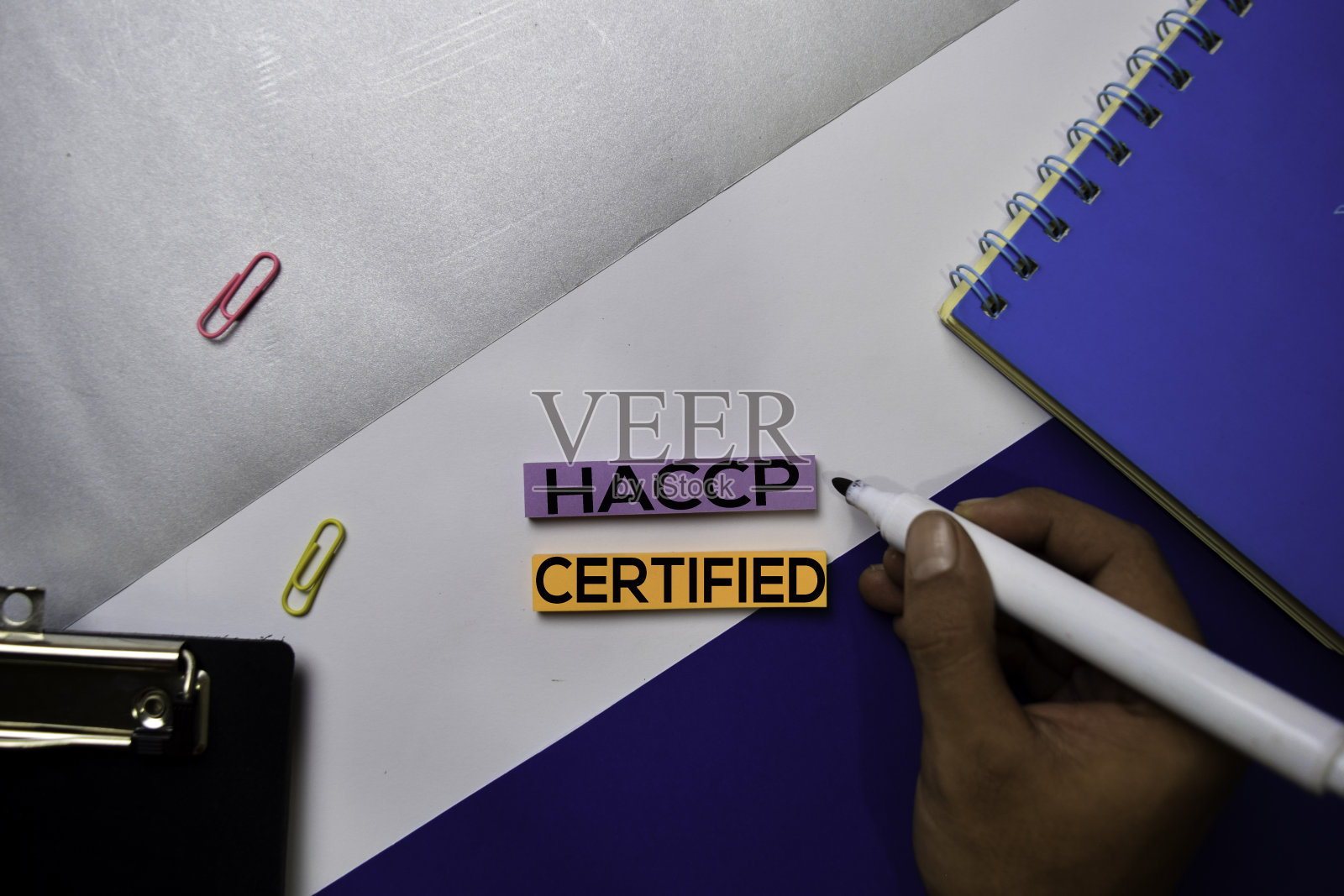 危害分析和关键控制点认证(HACCP)的文本粘贴与彩色办公桌的概念照片摄影图片
