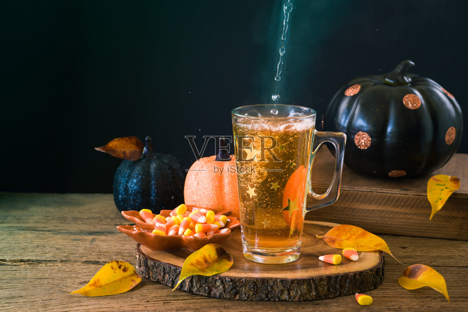 万圣节节日概念杯茶和南瓜装饰在木桌上照片摄影图片