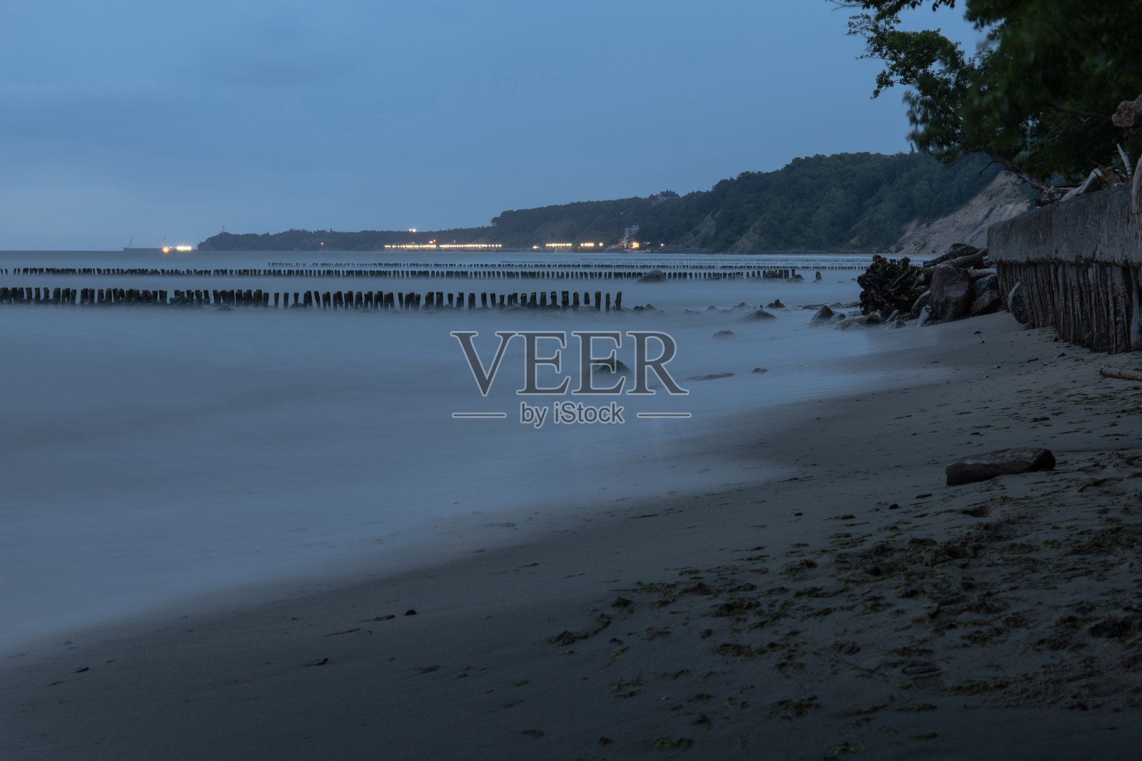 海边小镇的灯光在晚上长时间曝光照片摄影图片