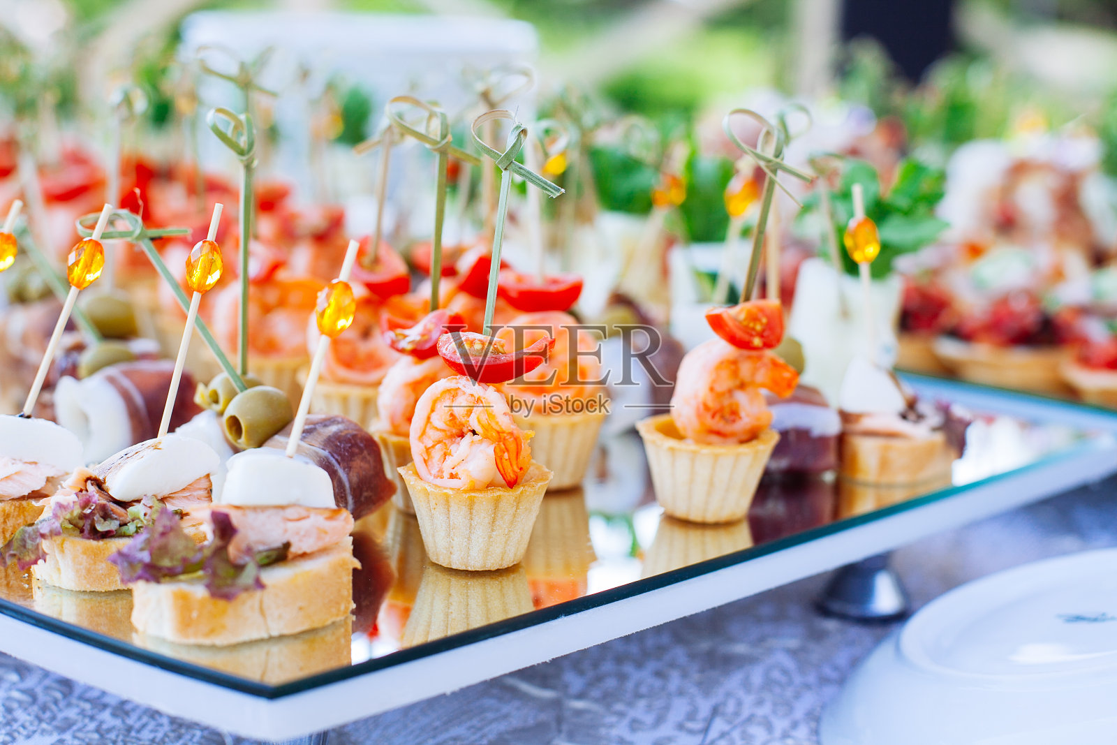精美的餐饮宴会，搭配各种小吃和开胃菜照片摄影图片